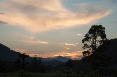 Dağlarda güzel gün batımı