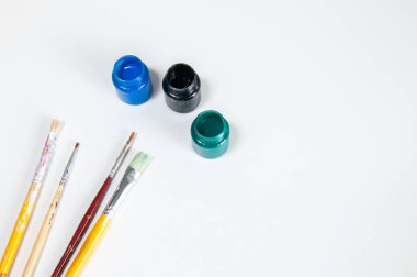 Beyaz arka planda boya ve fırçalar