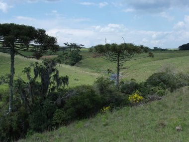 Dağlarla ve mavi gökyüzüyle manzara