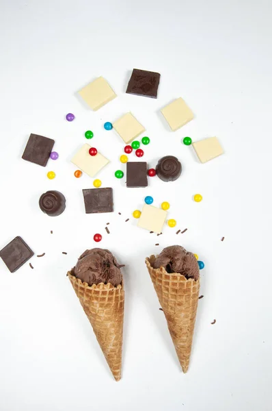 Dondurma ve çikolata beyaz arka planda