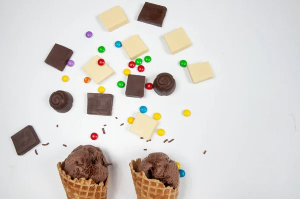 Dondurma ve çikolata beyaz arka planda