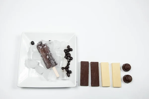 Beyaz arkaplanı olan çikolatalı dondurma.