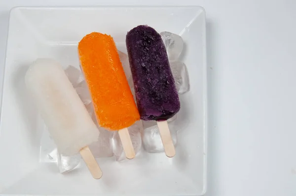 Dondurmalar beyaz arkaplanda.