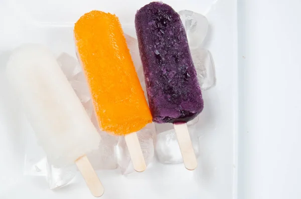 Dondurmalar beyaz arkaplanda.