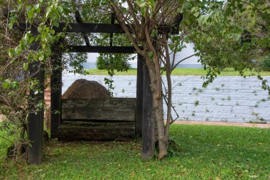 Parktaki ahşap bank.