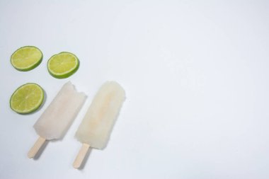 Beyaz arkaplanlı limonlu dondurma.