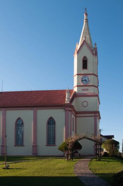 Güzel kilise binasının manzarası.