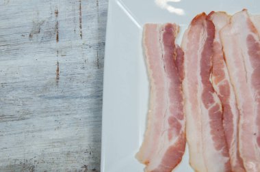 Ahşap arka planda nefis pastırma.