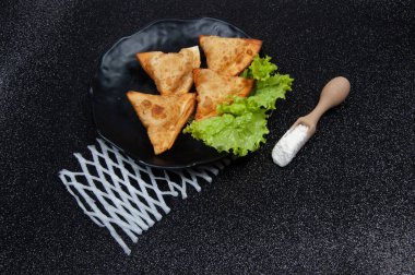 Kızarmış hamur işi, siyah arkaplan.