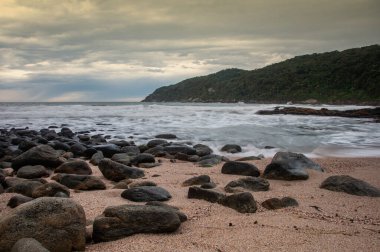 Şafak vakti kumsalın güzel manzarası