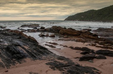 Şafak vakti kumsalın güzel manzarası