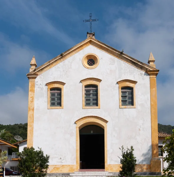 Vista Una Antigua Iglesia Con Cielo Azul Nubes Fondo —  Fotos de Stock