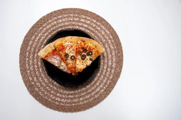 Три Вкусных Ломтика Пиццы Столе — стоковое фото