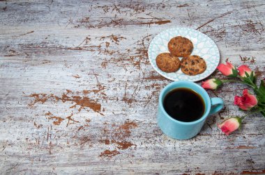 Masada lezzetli çikolatalı bisküviler olan kahve.