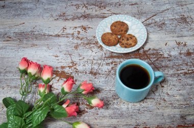 Masada lezzetli çikolatalı bisküviler olan kahve.
