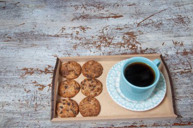 Masada lezzetli çikolatalı bisküviler olan kahve.