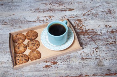 Masada lezzetli çikolatalı bisküviler olan kahve.