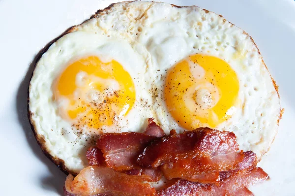 Tocino Con Huevos Mesa —  Fotos de Stock