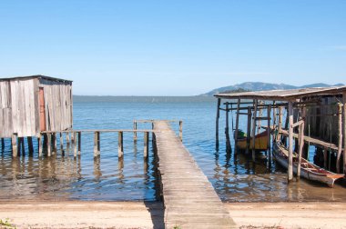 Ahşap iskele ve mavi gökyüzü