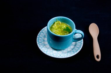 Siyah arka planda nefis guacamole.
