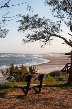 Arka planda plaj olan boş bank