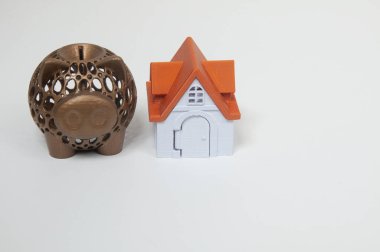 Beyaz arka planda anahtarı olan ev minyatürü.