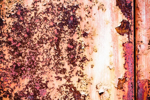 生锈的旧金属墙的褐色磨擦纹理 纹理表面有一个有趣的图案 肮脏的金属板与剥皮涂料 车库里被风吹日晒 生锈的铁墙 — 图库照片