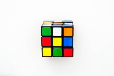 Saint-Petersburg, Rusya - 17 Temmuz 2019: Rubik küpü, rubik küp üst görünümü izole, beyaz arkaplanda zeka küpü, renkli bulmaca, matematik problemi, beyniniz için şarj etme, küp gökkuşağı paleti