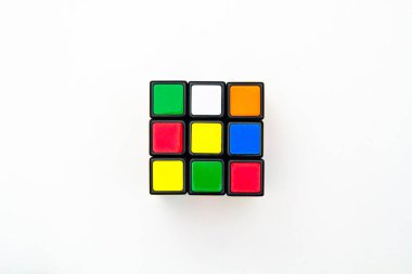Saint-Petersburg, Rusya - 17 Temmuz 2019: Rubik küpü, rubik küp üst görünümü izole, beyaz arkaplanda zeka küpü, renkli bulmaca, matematik problemi, beyniniz için şarj etme, küp gökkuşağı paleti
