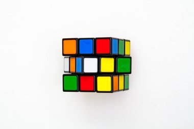 Saint-Petersburg, Rusya - 17 Temmuz 2019: Rubik küpü, rubik küp üst görünümü izole, beyaz arkaplanda zeka küpü, renkli bulmaca, matematik problemi, beyniniz için şarj etme, küp gökkuşağı paleti