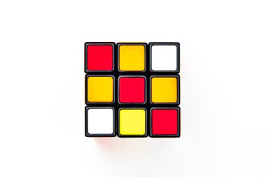 Saint-Petersburg, Rusya - 17 Temmuz 2019: Rubik küpü, rubik küp üst görünümü izole, beyaz arkaplanda zeka küpü, renkli bulmaca, matematik problemi, beyniniz için şarj etme, küp gökkuşağı paleti