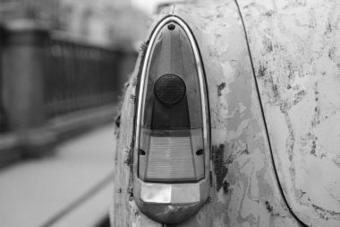 Kırık klasik araba arka far yakın çekim, eski metal araç paslı parçalar.