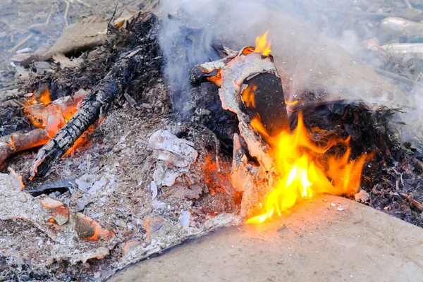 Camping Halt Bright Fire Smoke Fireplace Outdoors — Stockfoto