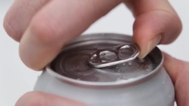 Alüminyum bira kutusunu kadının parmaklarıyla açma işlemi