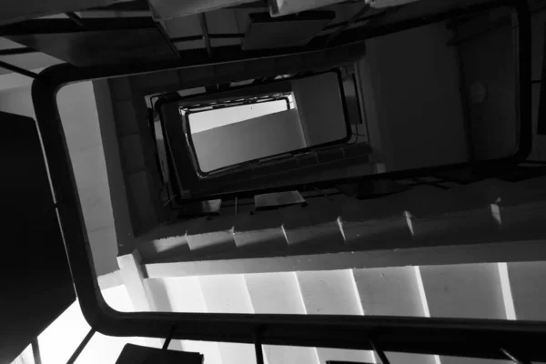 Kilátás Felemelkedő Beltéri Lépcsőre Monokróm Rendszerben — Stock Fotó