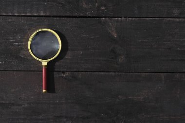 Metin için kopya alanı olan ahşap grunge arkaplanı büyütme lensi