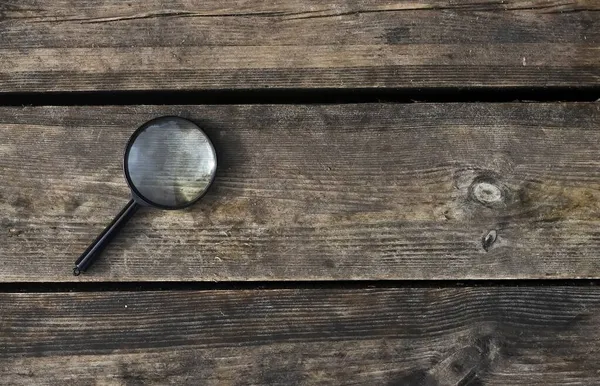 Vergrootlens op houten natuurlijke achtergrond met kopieerruimte voor tekst — Stockfoto