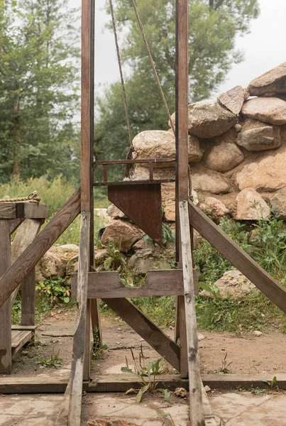 Giyotin, ortaçağ başı kesilmiş ekipman ceza için, bıçak yakın plan. — Stok fotoğraf