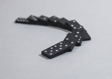 Gri mavi arka planda Domino taşları birbirine düşüyor