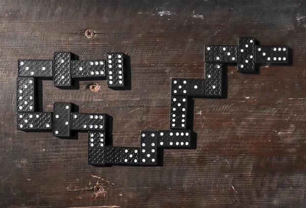Domino kostky na starém dřevěném stole v pořadí hry, pohled shora — Stock fotografie