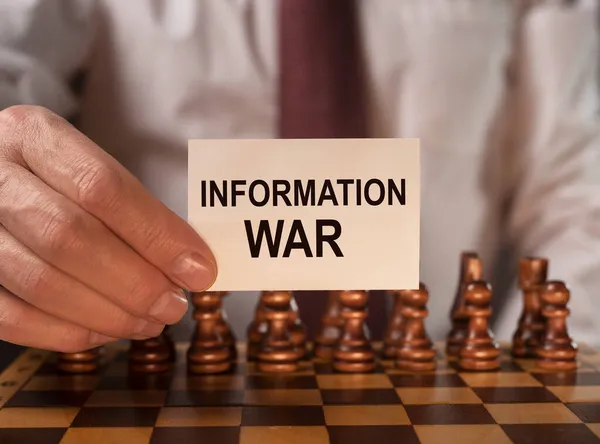 Guerre de l'information, mot de guerre. IW dans le concept politique — Photo