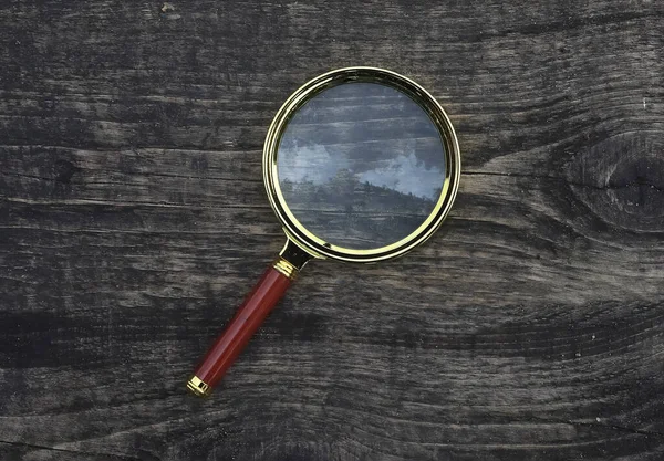 Magnifying glass on wood aged weathered background. Magnification concept — Stock Photo, Image