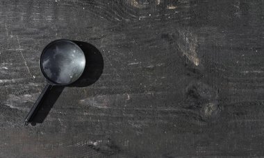 Eski ahşap arka planda büyüteç ve fotokopi alanı. Büyüteçle ahşap pankart