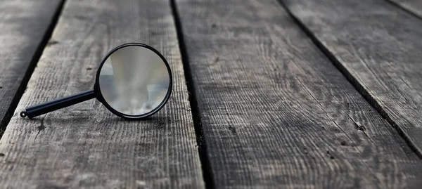 Förstoringsglas på trä bakgrund i perspektiv med kopia utrymme — Stockfoto