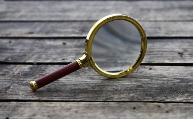 Ahşap arka planda büyüteç