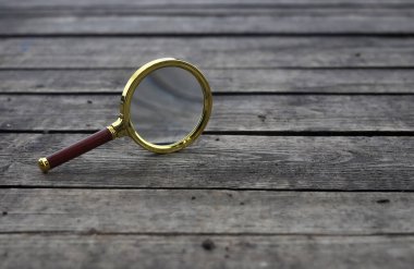 Kopyalama alanı olan tahta zemin üzerinde büyüteç