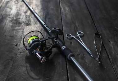 Olta makarası, makas, sökücü, yakın çekim. Balıkçı ekipmanı
