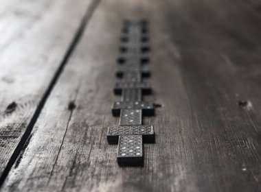 Tahta masadaki Domino parçaları. Bulanık ve öngörülemeyen gelecekte ileriye giden yol kavramı