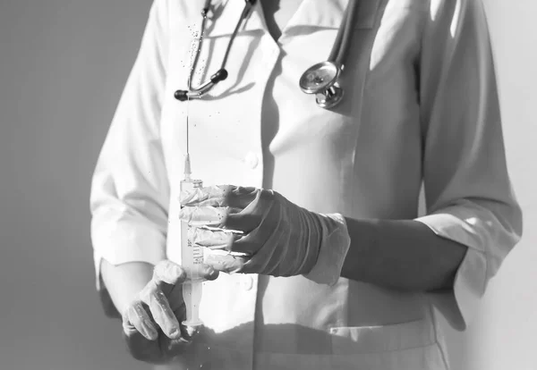 Jeringa con aguja afilada en médicos o manos de enfermera con guantes — Foto de Stock