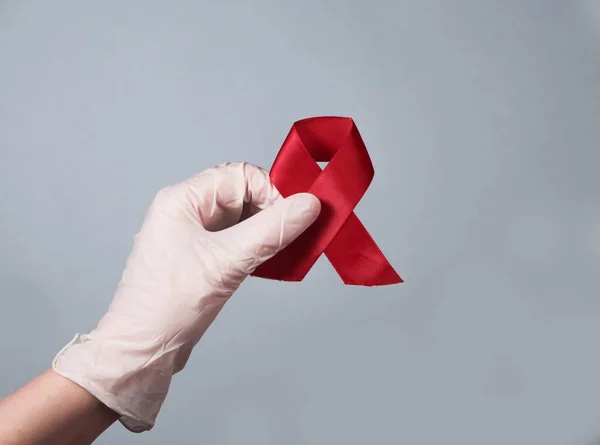 Červená stuha jako symbol dne vědomí AIDS a HIV — Stock fotografie